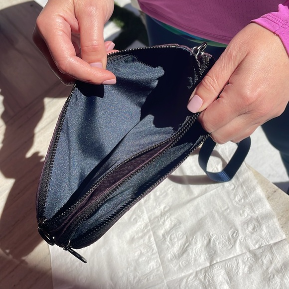 Perfect condition- Lululemon dual zipper 3 pocket wristlet/clutch - Picture 4 of 5